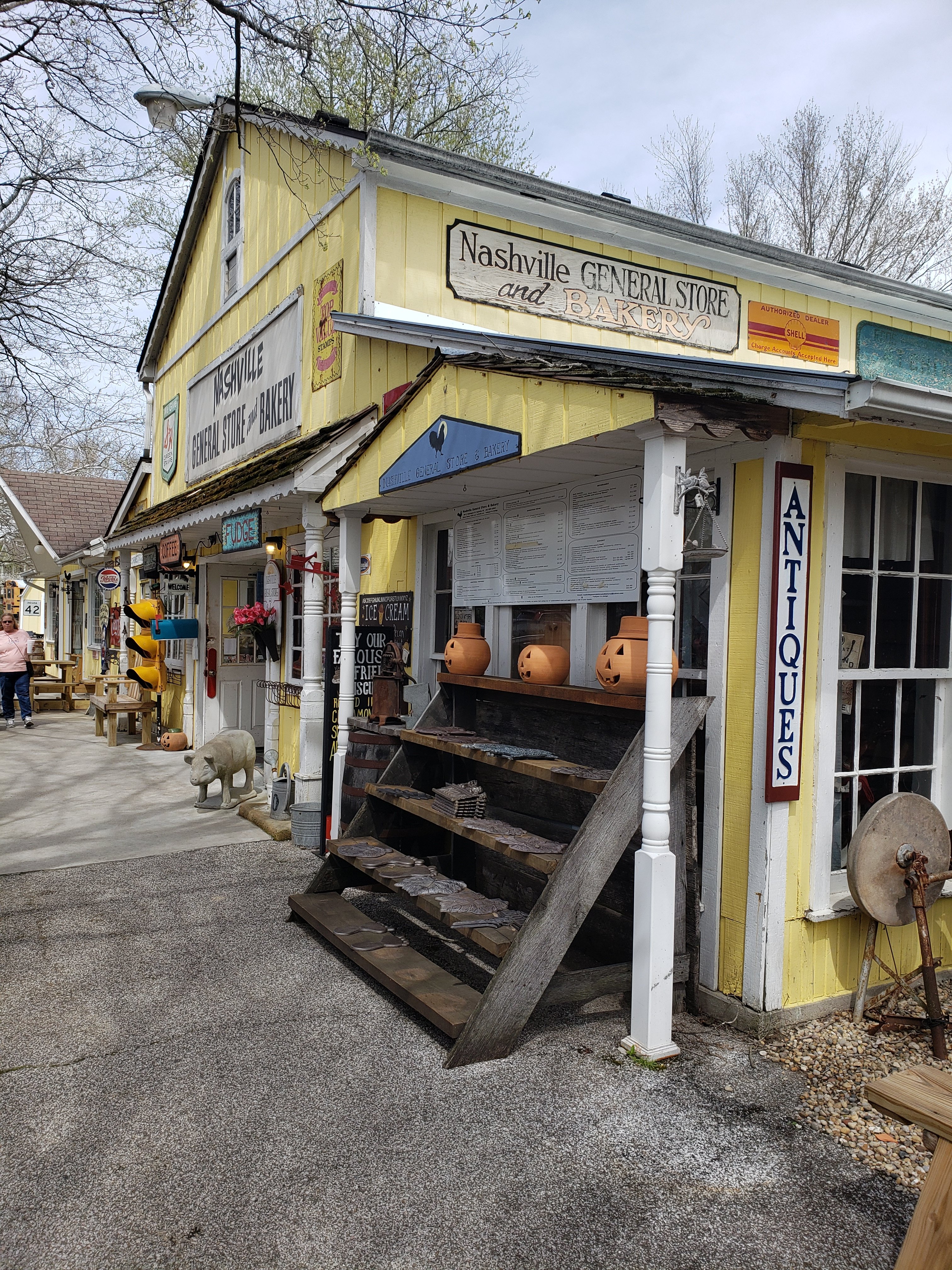 The front and side view of the Nashville General Store and Bakery