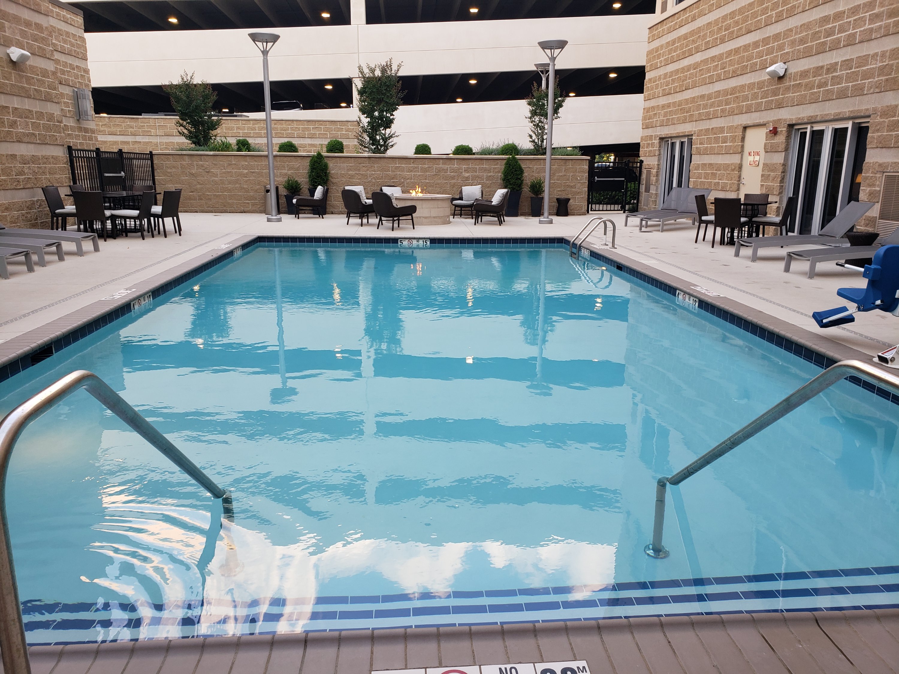 DoubleTree by Hilton in downtown Evansville outdoor pool area